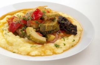 Polenta con ragú de vegetales